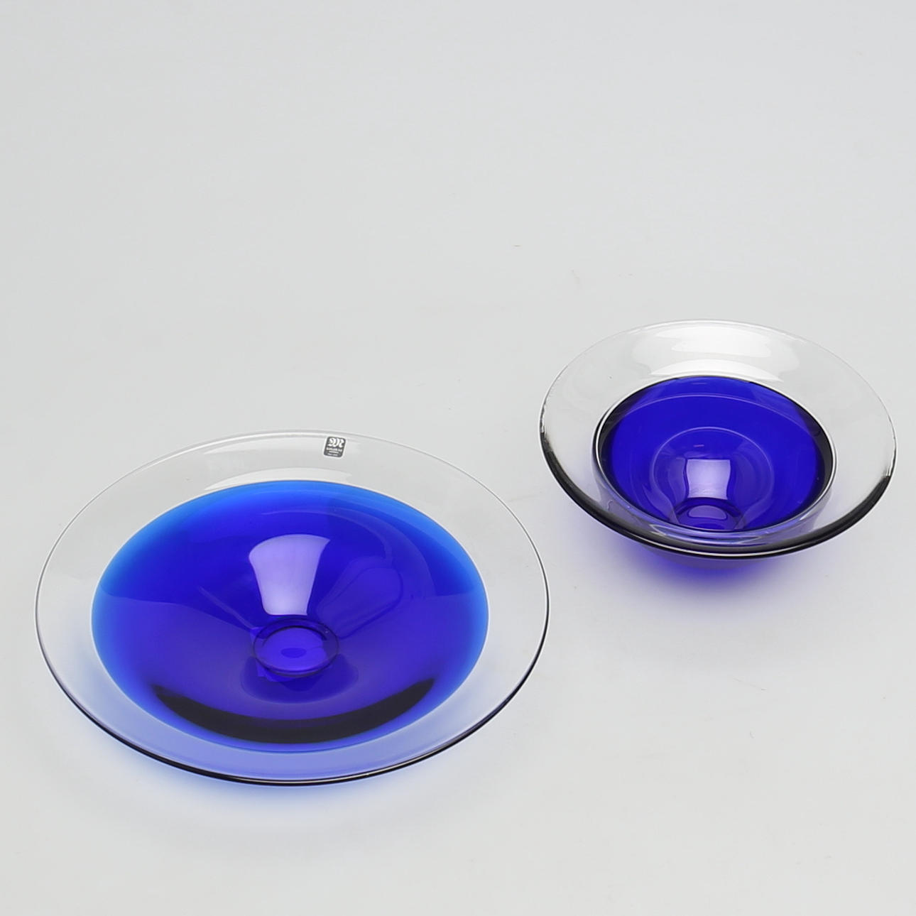 GLASSKÅLAR. 2 st. Konstglas i kristall. R Simmermark, Målerås, Sweden.