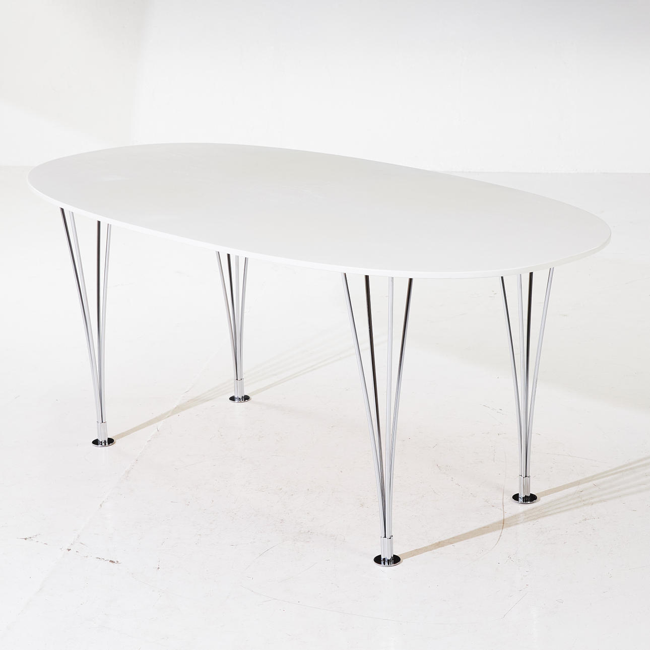 BRUNO MATHSSON. BORD, "supellips", etikettmärkt undertill.