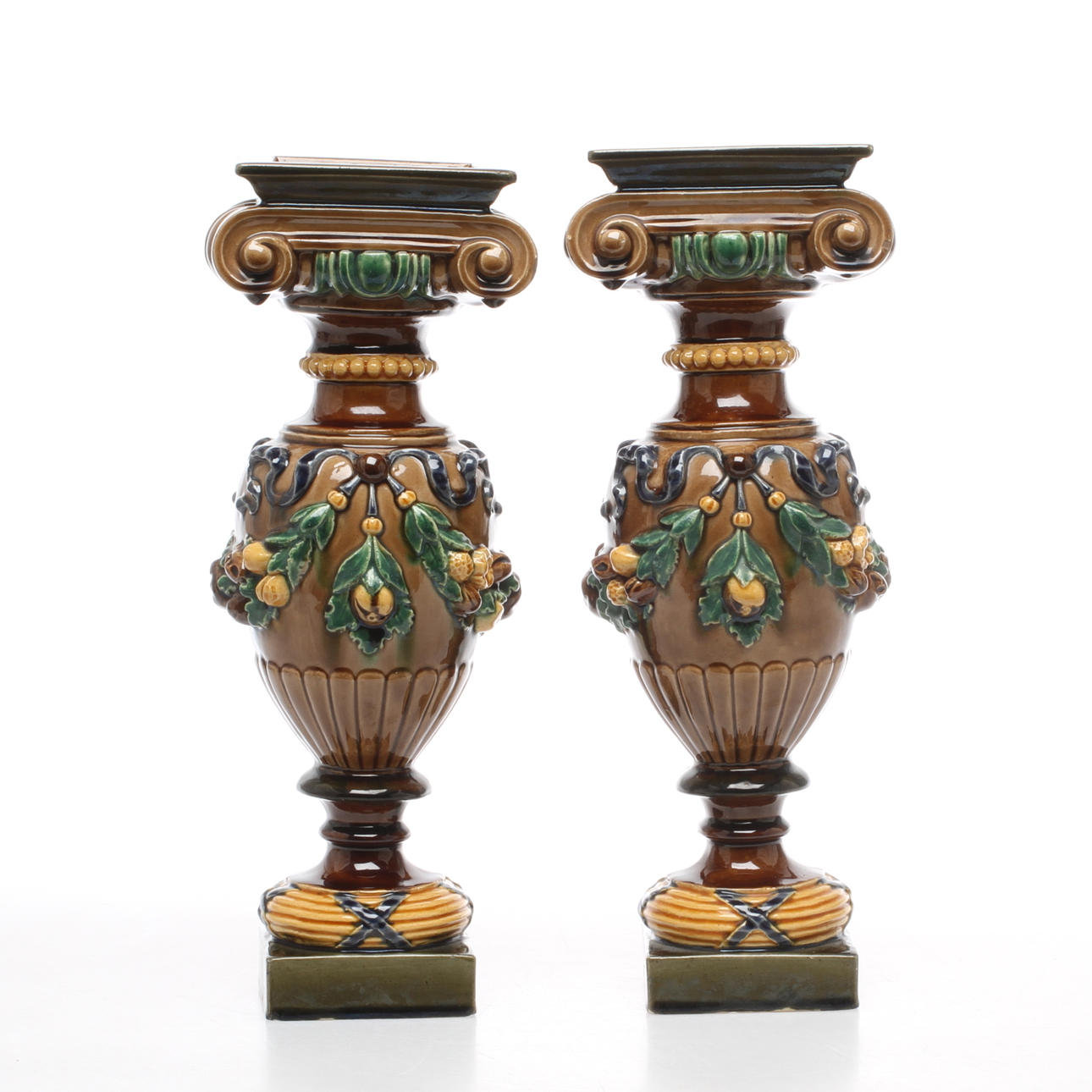 VASER, majolika, ett par, omkring sekelskiftet 1900.