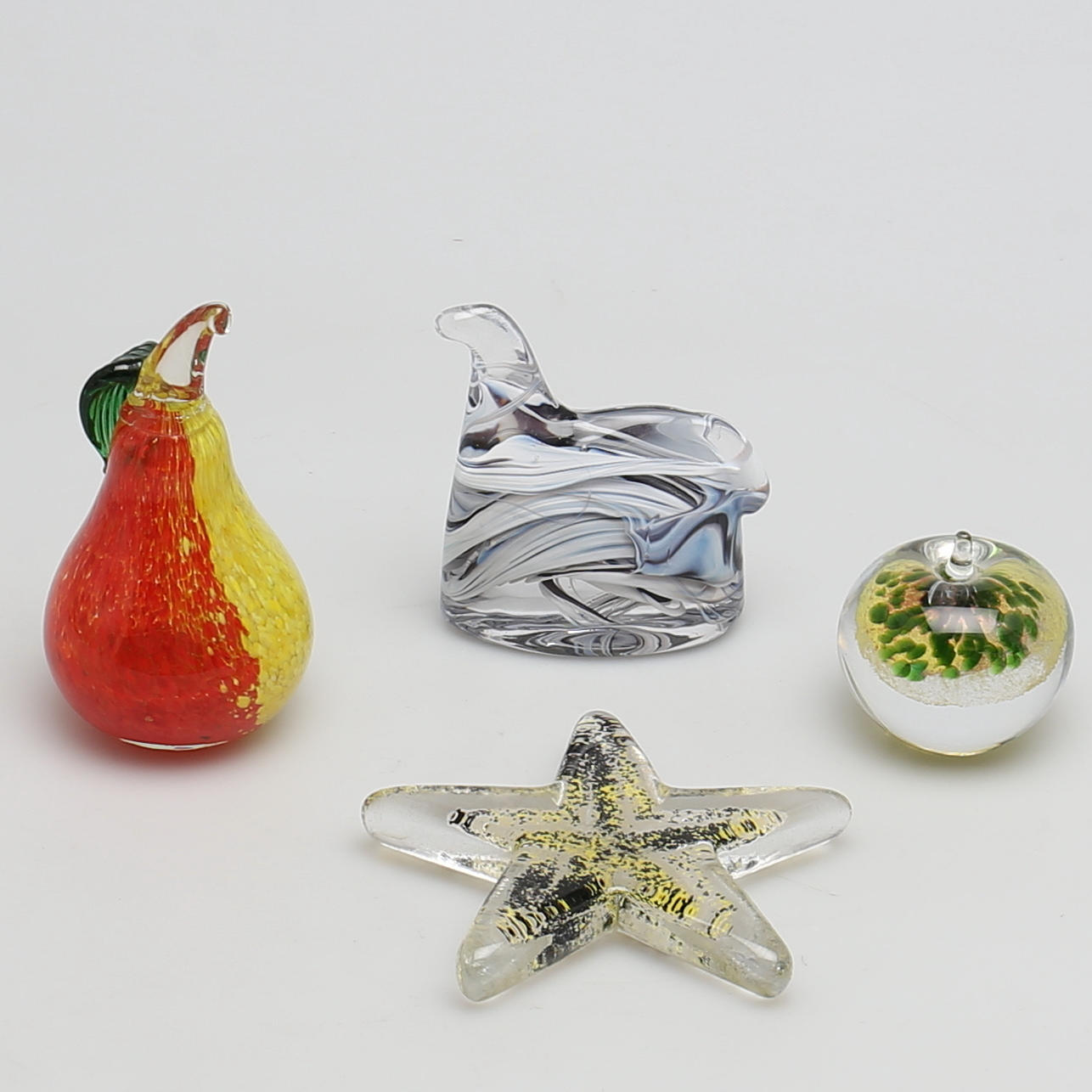 KONSTGLAS. 4 delar. Bl.a Ann Wåhlström. Kosta Boda. Artist Collection.