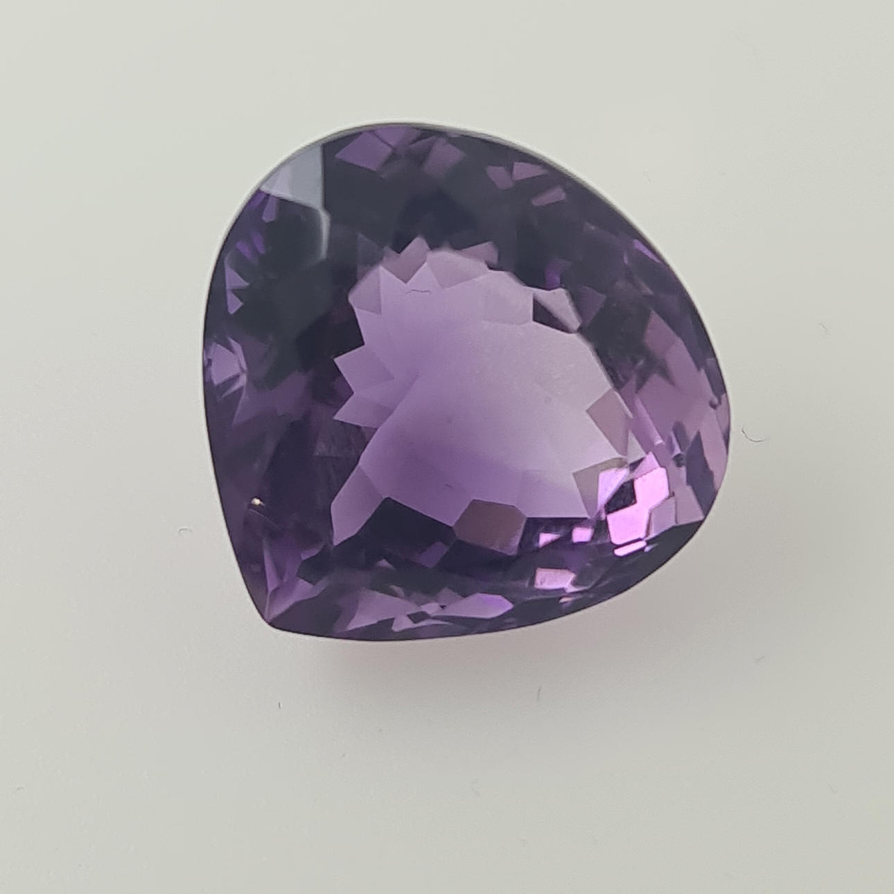 - AMATISTA MORADA PROFUNDA 25.07CT.