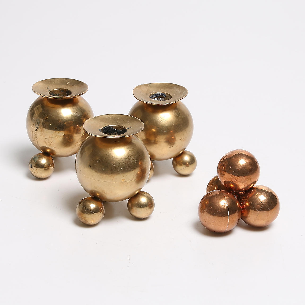 LJUSSTAKAR samt BREVPRESS, 4 delar, mässing och koppar, kulmodell, Gusum.
