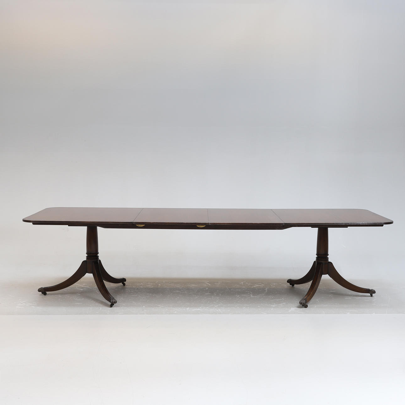 MESA DE COMEDOR, estilo inglés, siglo XX.