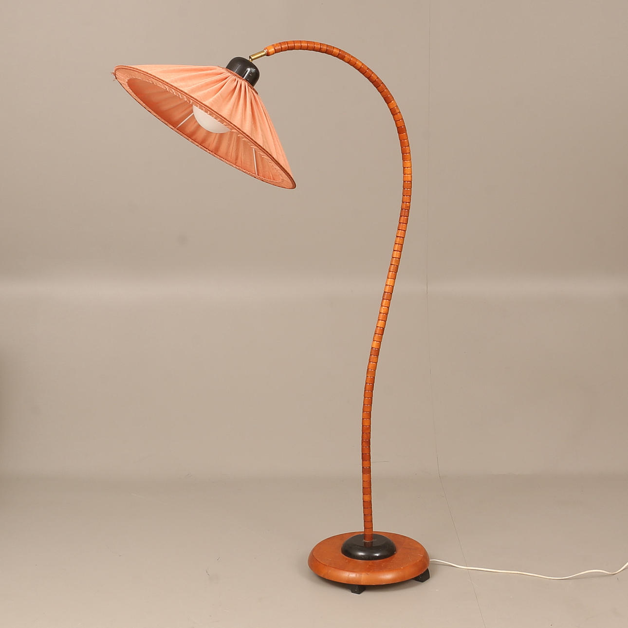 GOLVLAMPA, trä, 1900-tal.