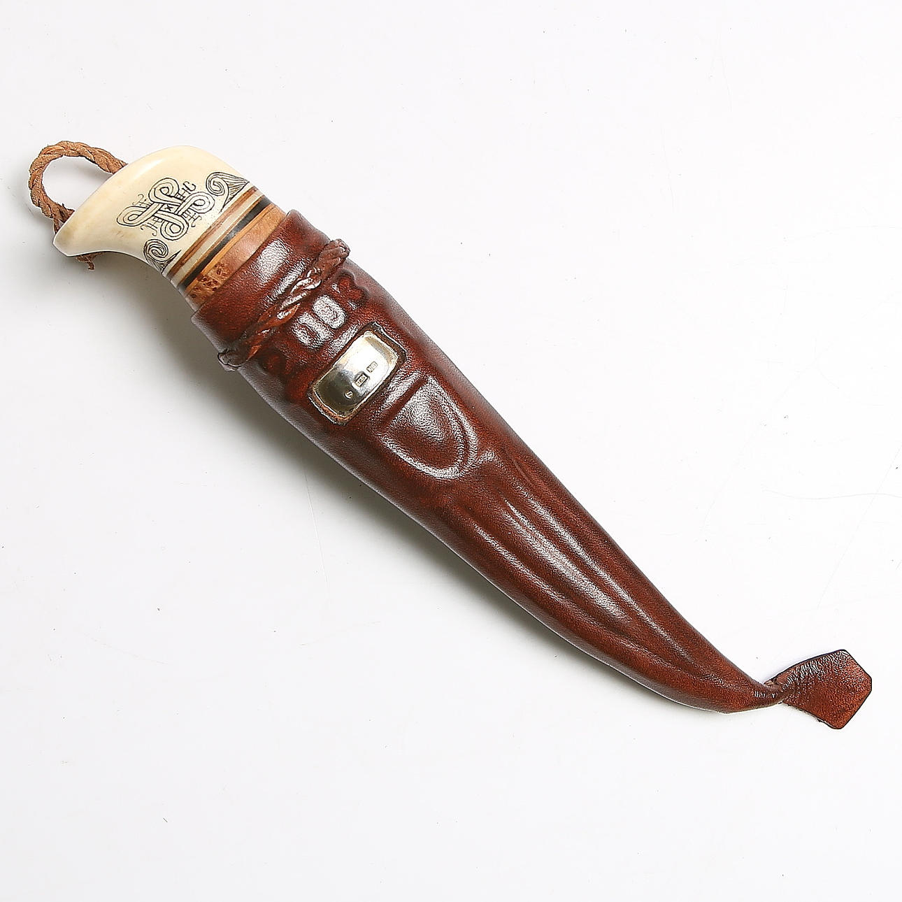 KNIV, björk, horn, stål och läder, Knivmakare Ingmar Fällman. Lögdeå 2000-tal.