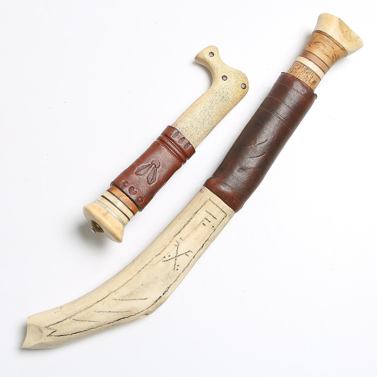 SAMEKNIVAR, 2 st, horn och stål, okänd konstnär, 1900-tal.