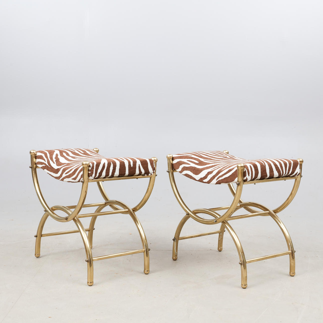 BANQUET/TABURETT , a pair, brass.