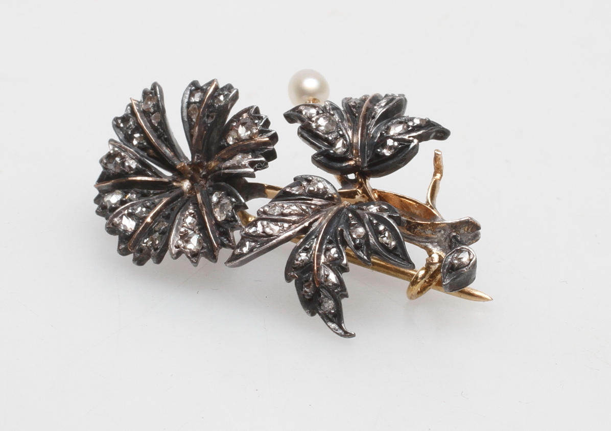BROSCH, silver och guld med rosenstenar och pärla, 1900-talets första hälft.
