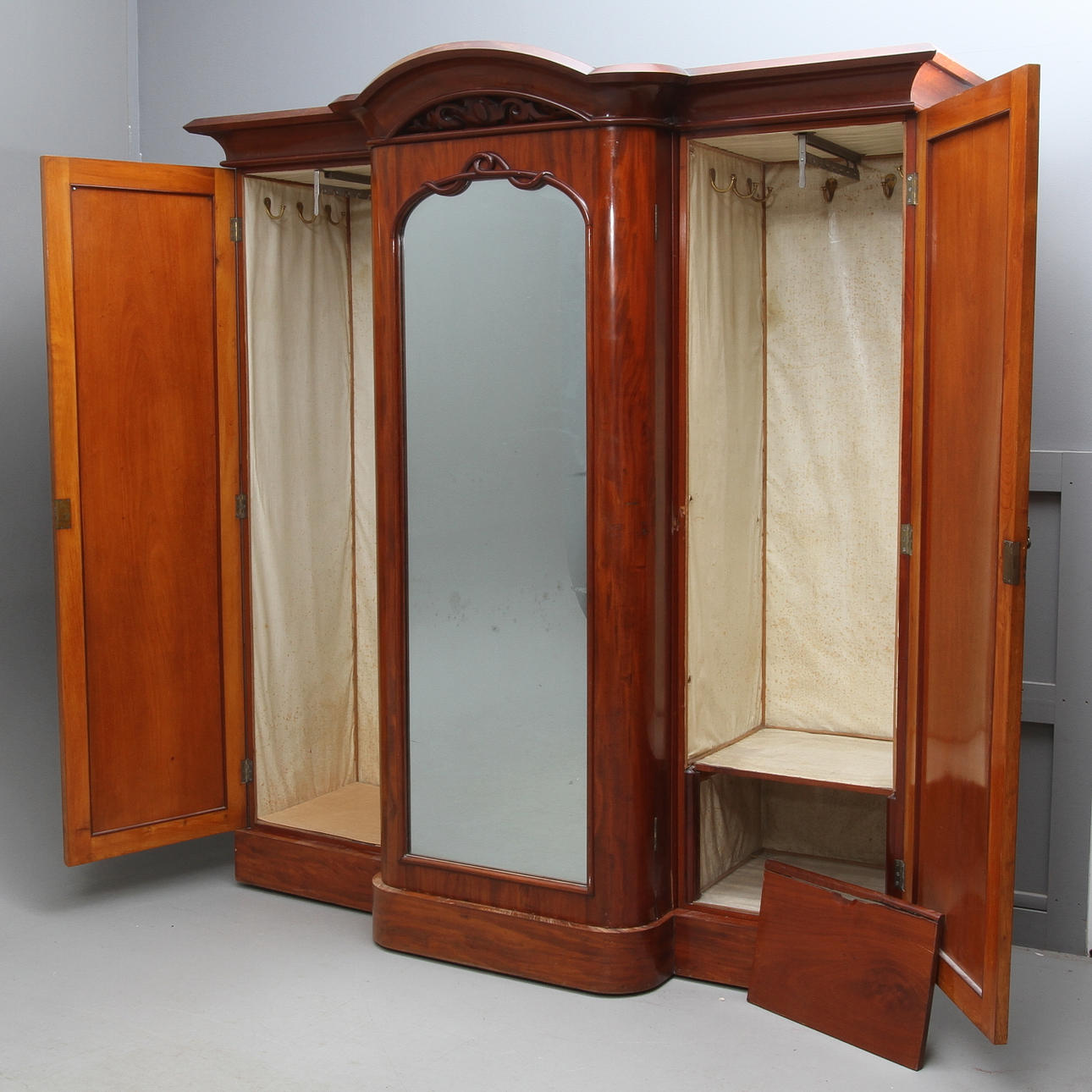 KLÄDSKÅP, med spegelfält i en av dörrarna, omkring 1900.