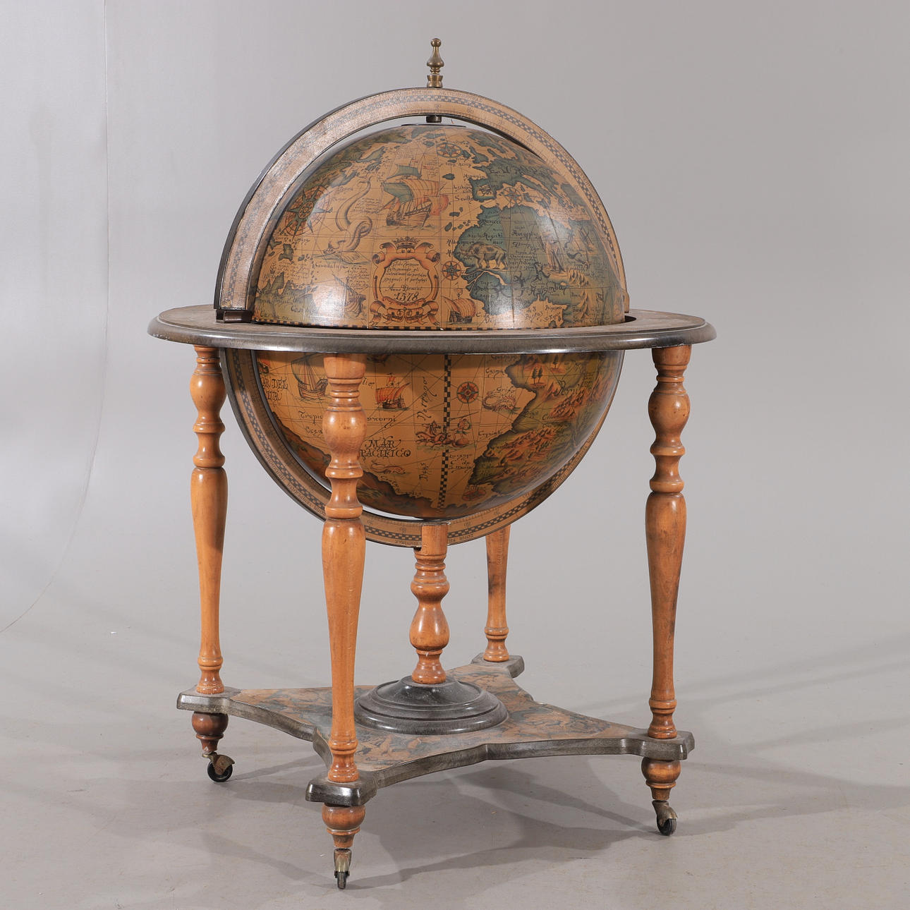 BARSKAB/BARGLOB, mahogni, anden halvdel af det 20. århundrede.