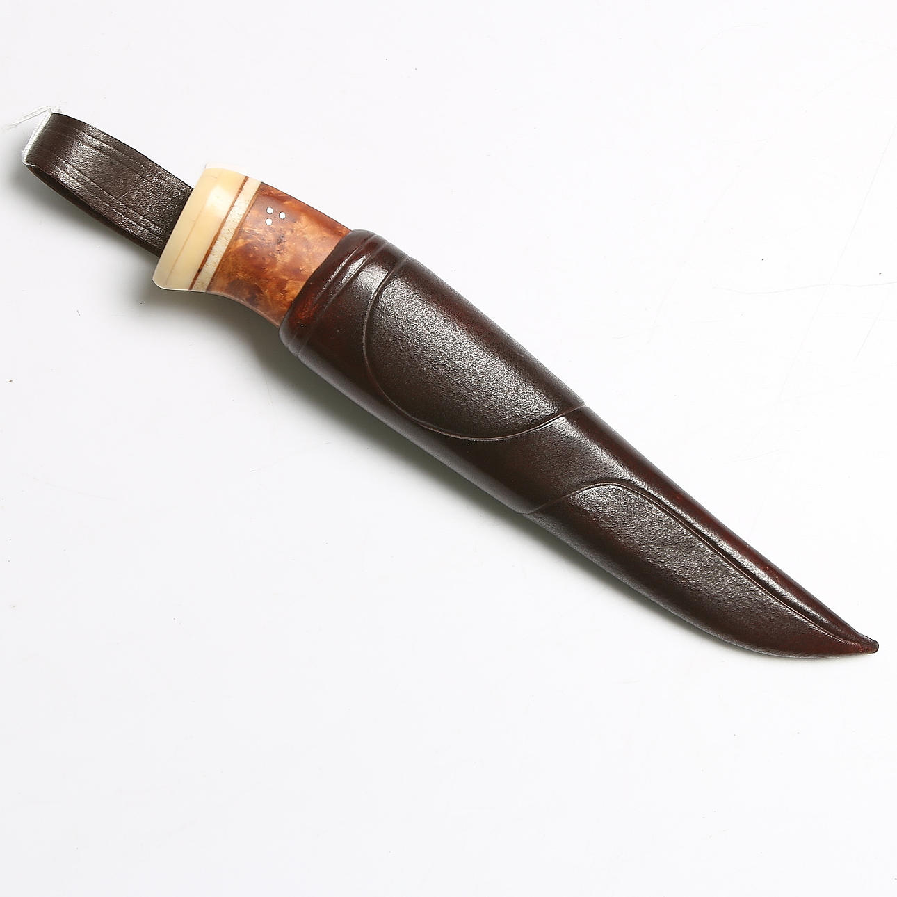 KNIV, björk, horn, stål och läder, bl.a. Jonny Axling, Gränsfors Bruk.Hälsingland. 1900-tal.