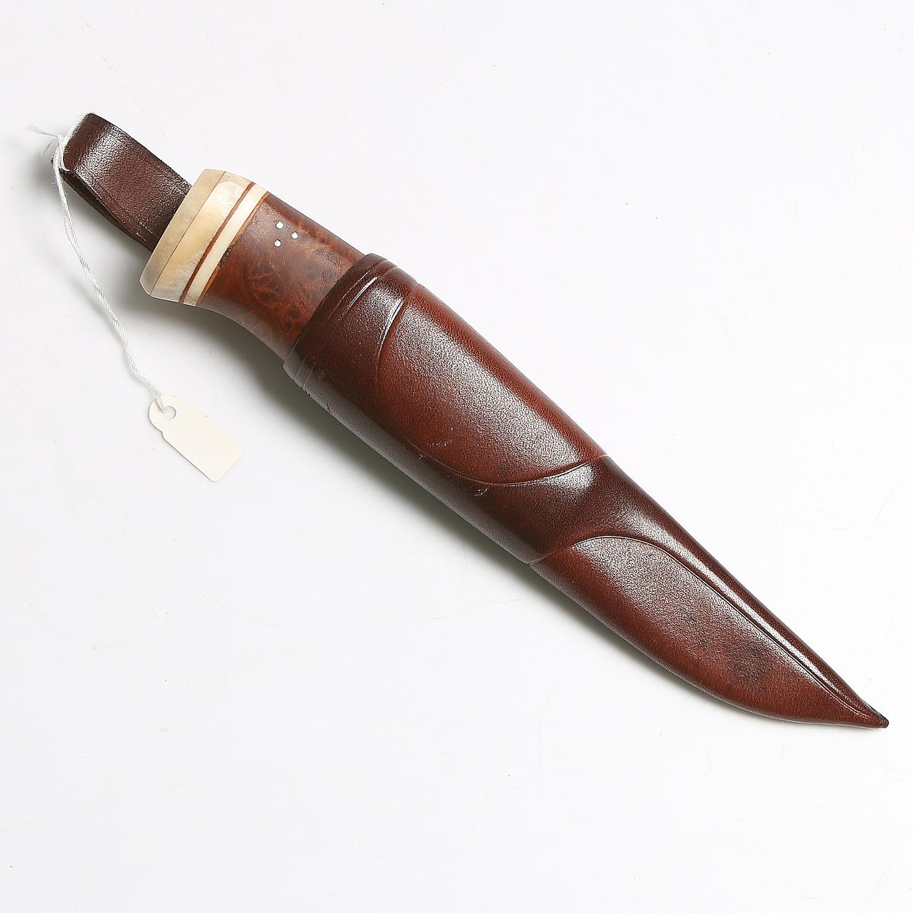 KNIV, björk, horn, stål och läder, bl.a. Lennart Pettersson, Gränsfors Bruk, Hälsingland. 1900-tal.