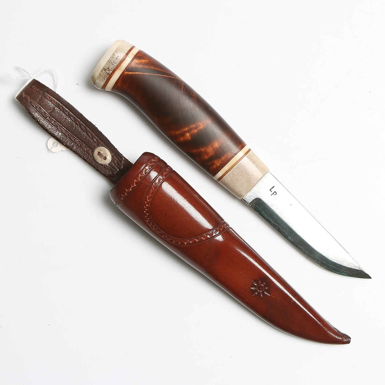 KNIV, björk, horn, stål och läder, bl.a. Lennart Pettersson, Gränsfors Bruk, Hälsingland. 1900-tal.