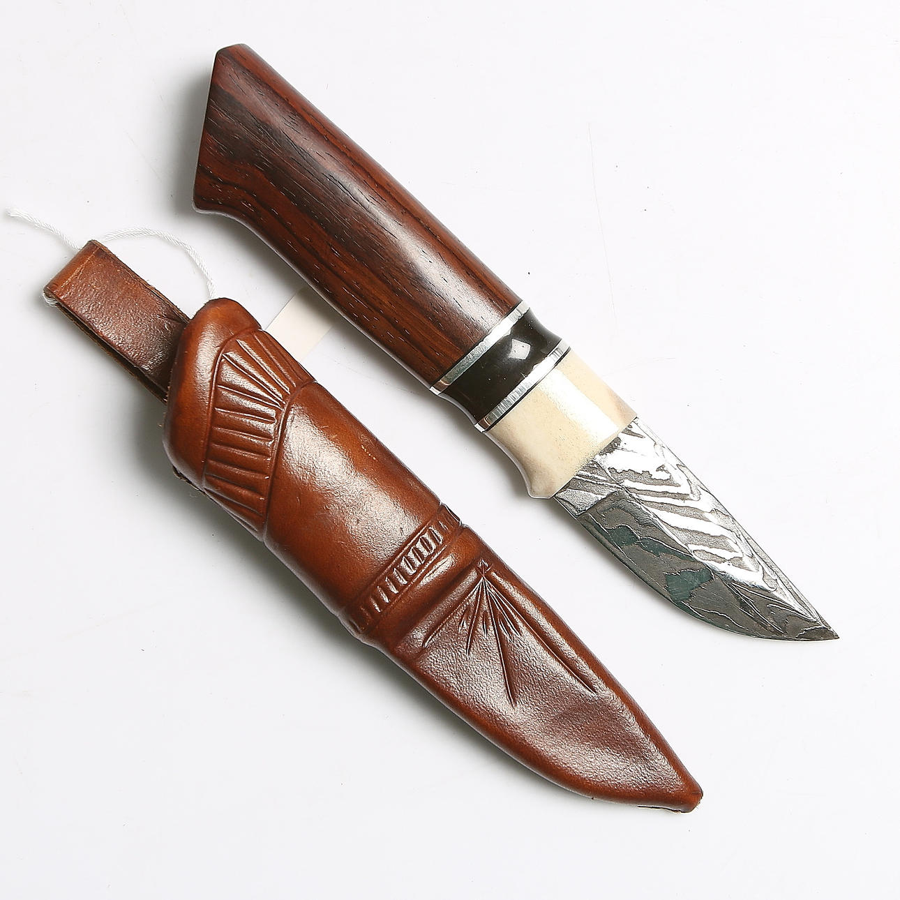 KNIV, valnöt, horn, stål och läder, signerad B.N. 1900-tal.