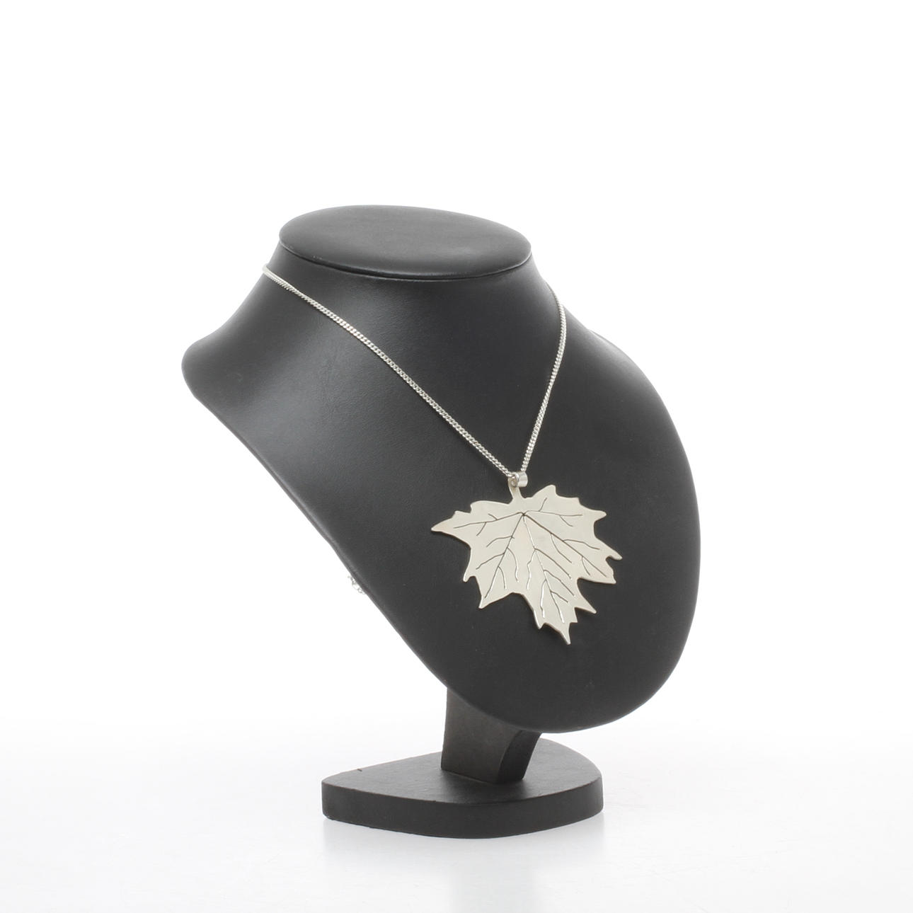 HÄNGE med kedja, sterling silver, enligt uppgift Mai Håkansson. Stämplad Stockholm 1988.