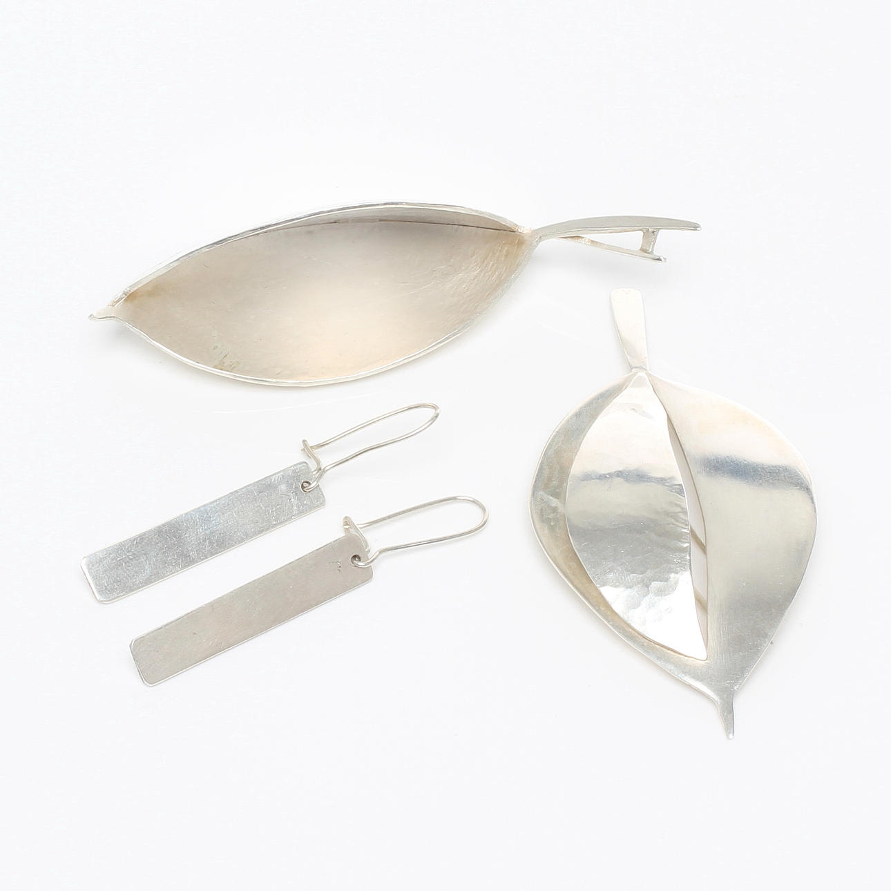 HÄNGE, BROSCH samt ÖRHÄNGEN 1 par, silver, enligt uppgift Mai Håkansson, delvis stämplade Stockholm 1988.