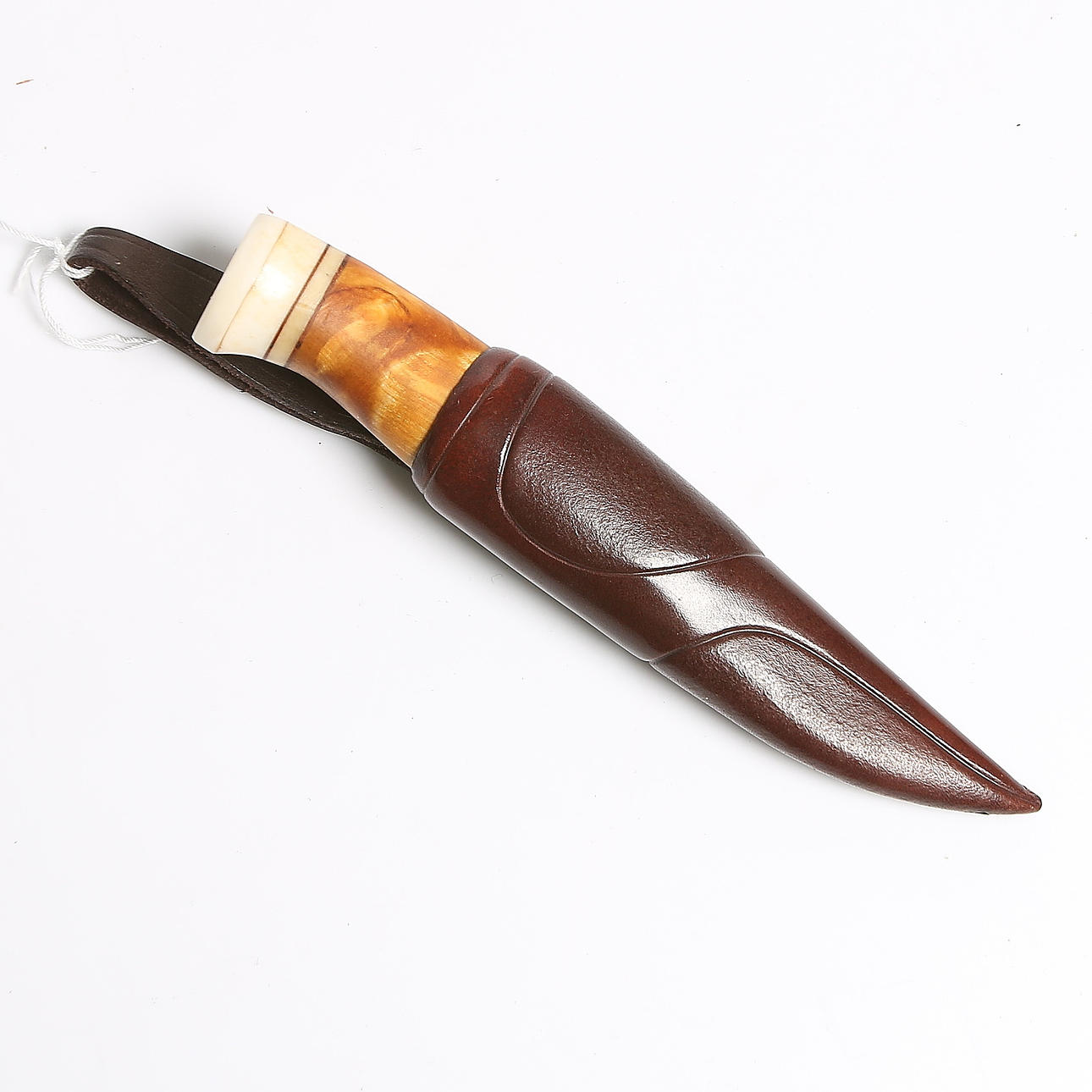 KNIV, björk, horn, stål och läder, bl.a. Jonny Axling, Gränsfors Bruk, Hälsingland. 1900-tal.