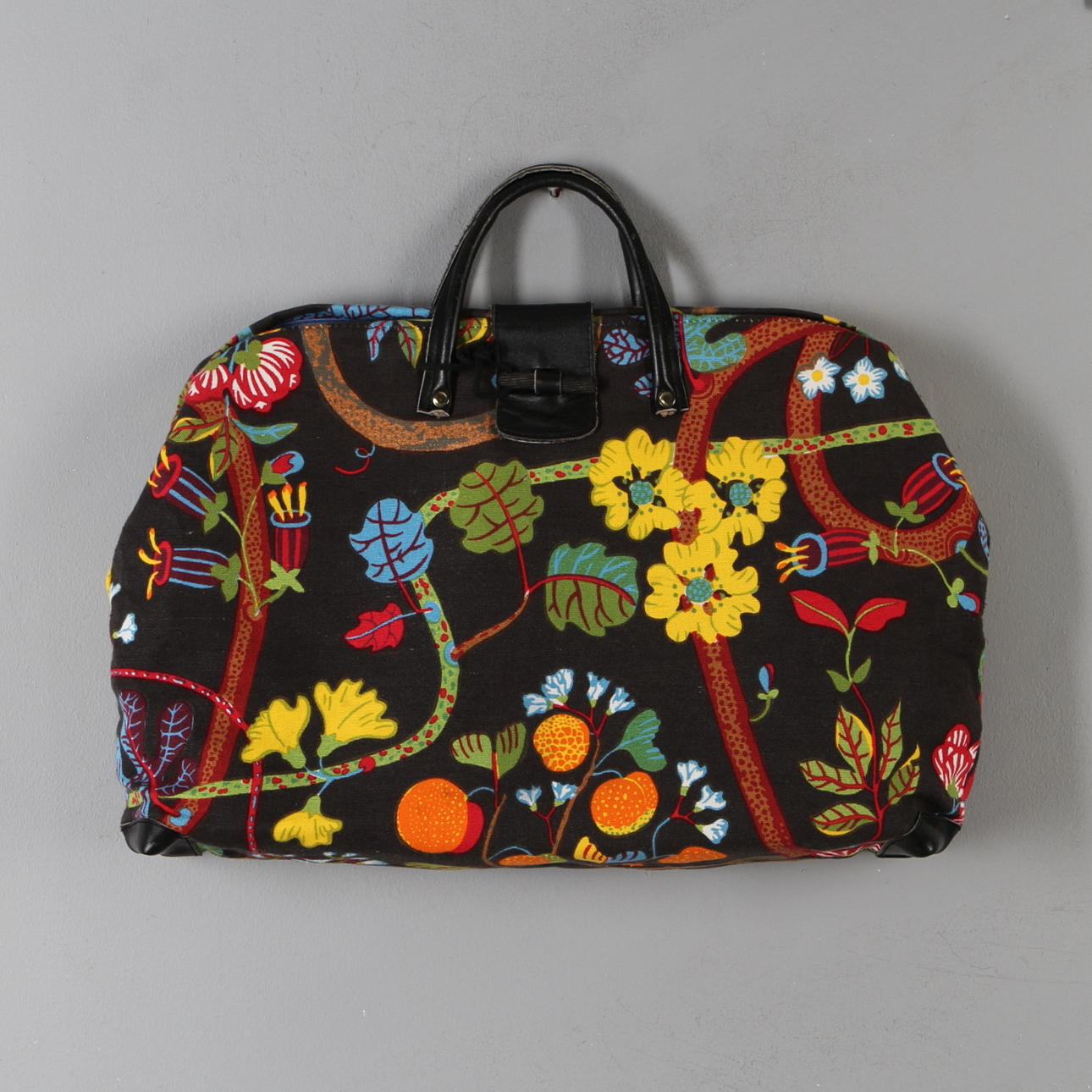 VÄSKA, tyg ”Baranquilla” formgivet 1943-45 av Josef Frank för Svenskt Tenn.