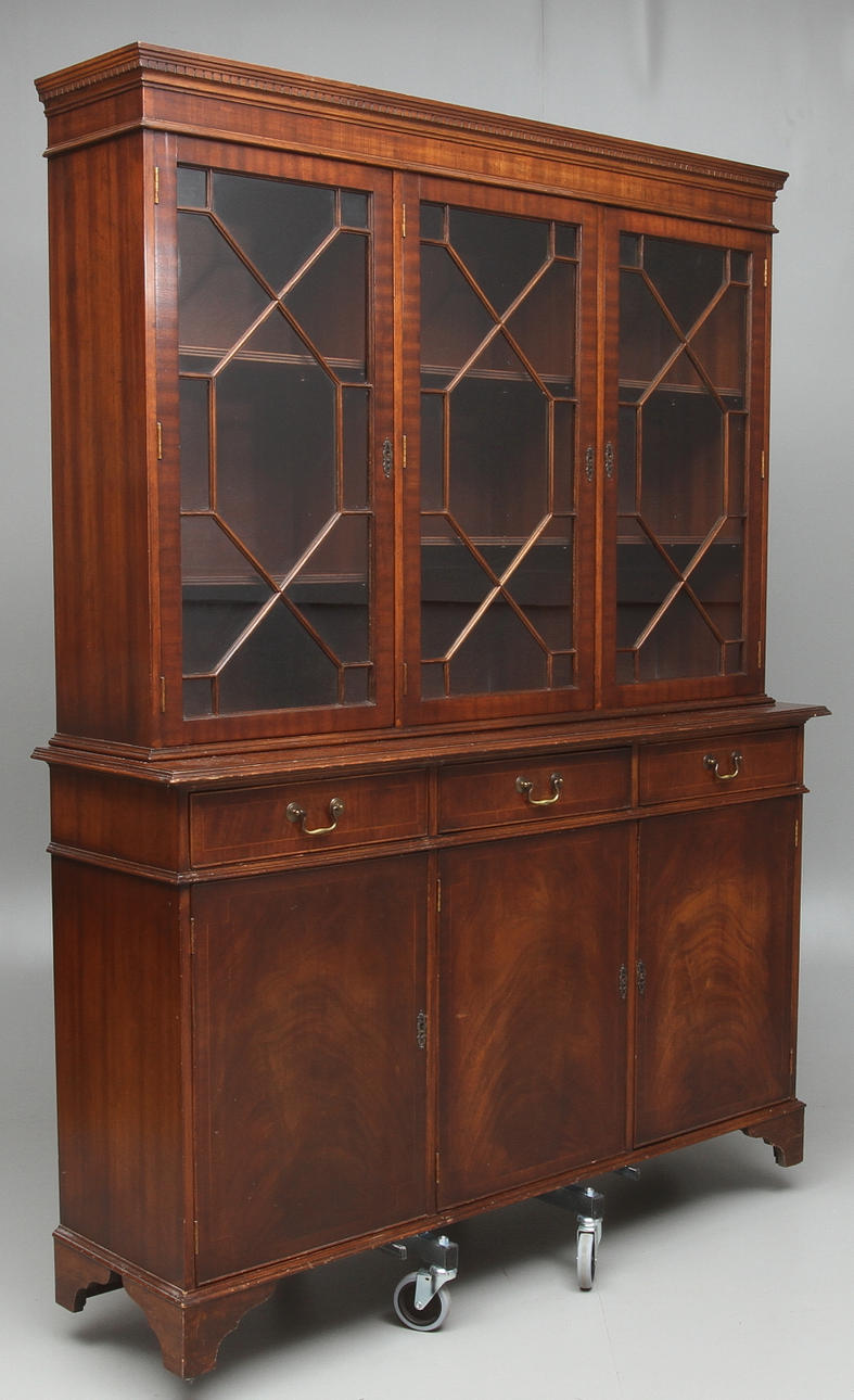 VITRINSKÅP, engelsk stil, mahognyfanerat, 1900-tal.