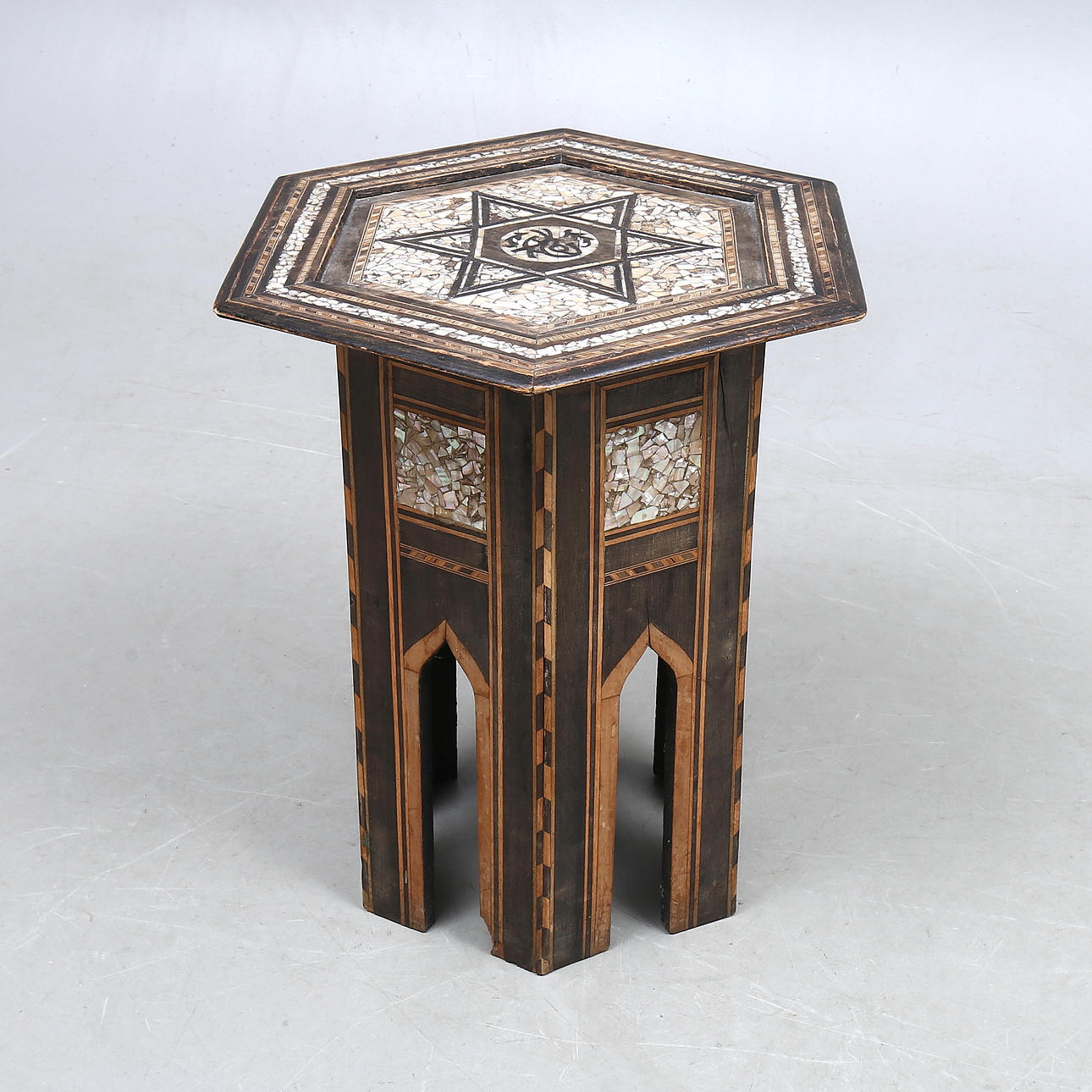 MESA AUXILIAR, con nácar, oriental, 1900.