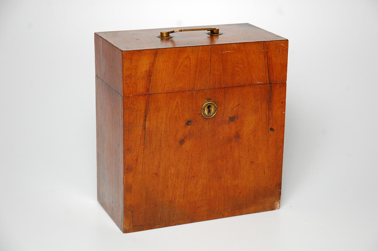 FLASKSCHATULL, empire, 1800-talets första hälft.