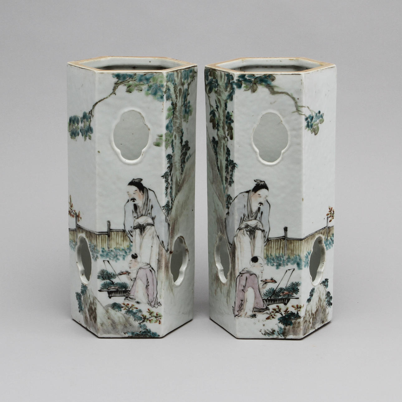 PERUKSTOCKAR, ett par, porslin, Kina, Guanxu/Republik, 1800/1900-tal.