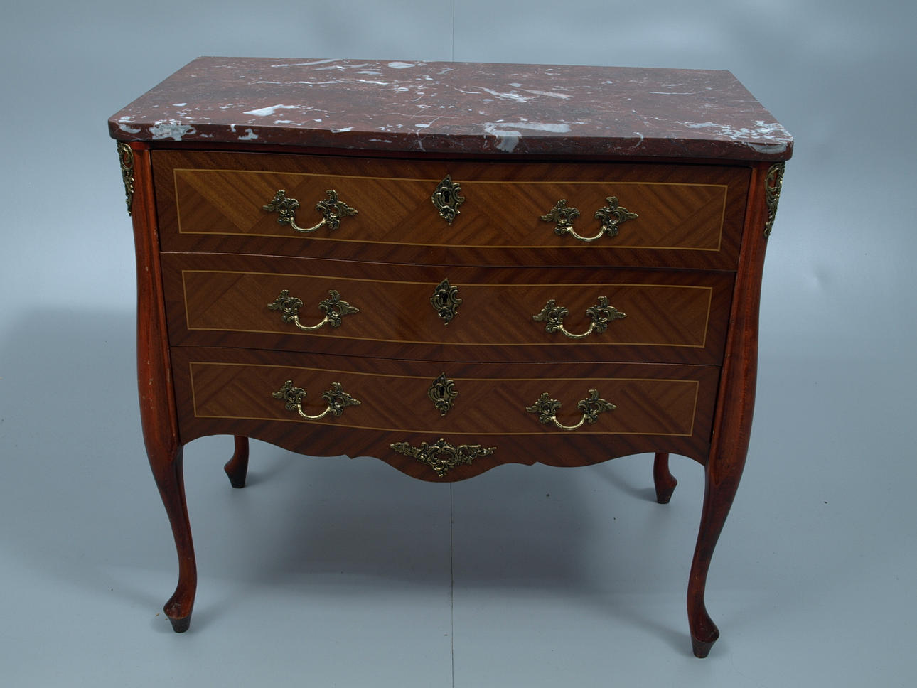 BYRÅ MED STENSKIVA, 3 lådor, nyrokokostil, 1900-tal.