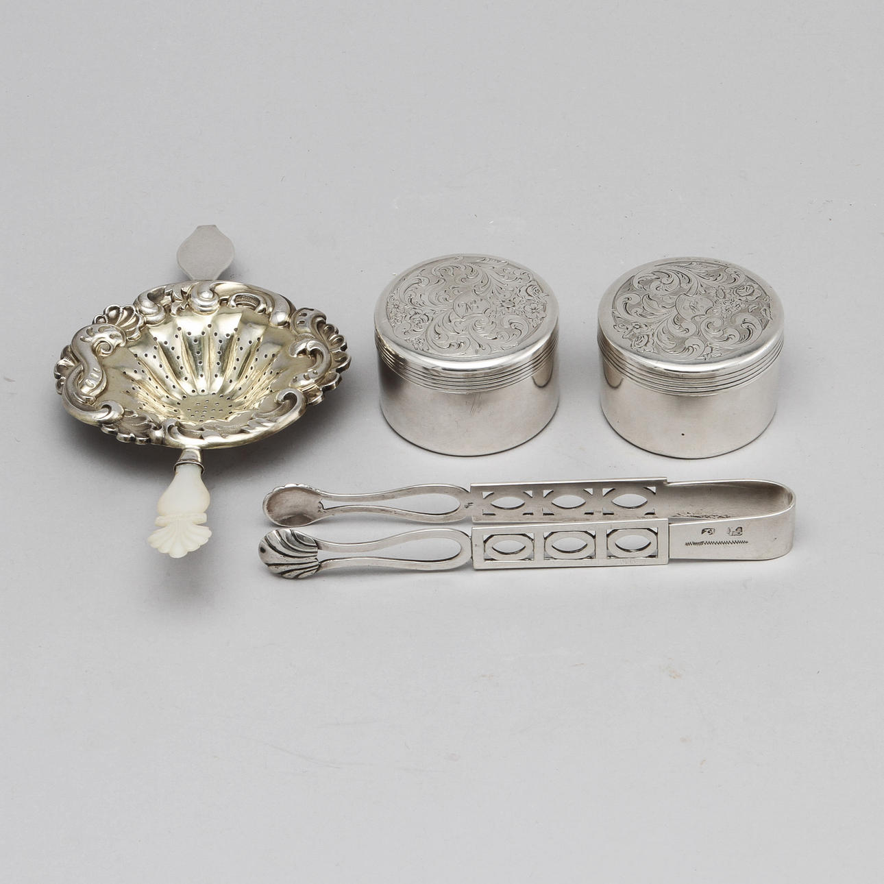 SILVERFÖREMÅL, 4 delar, 17-1800-tal. Totalvikt 192 g.