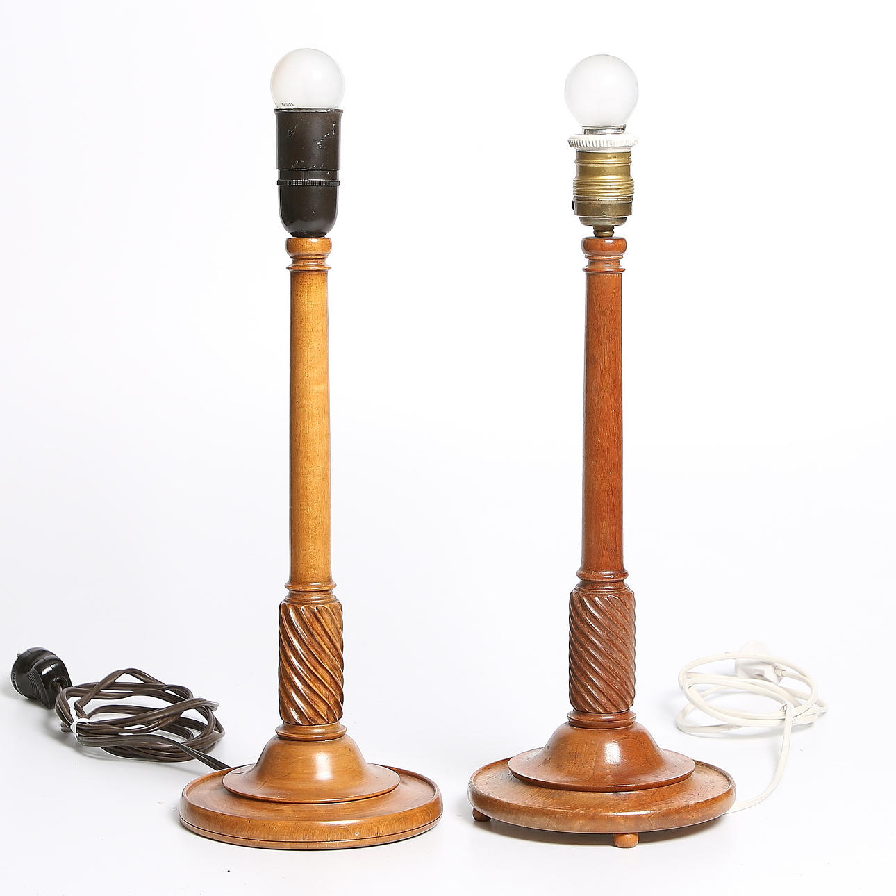 BORDSLAMPOR, valnöt, jugend. 1900-talets första del.