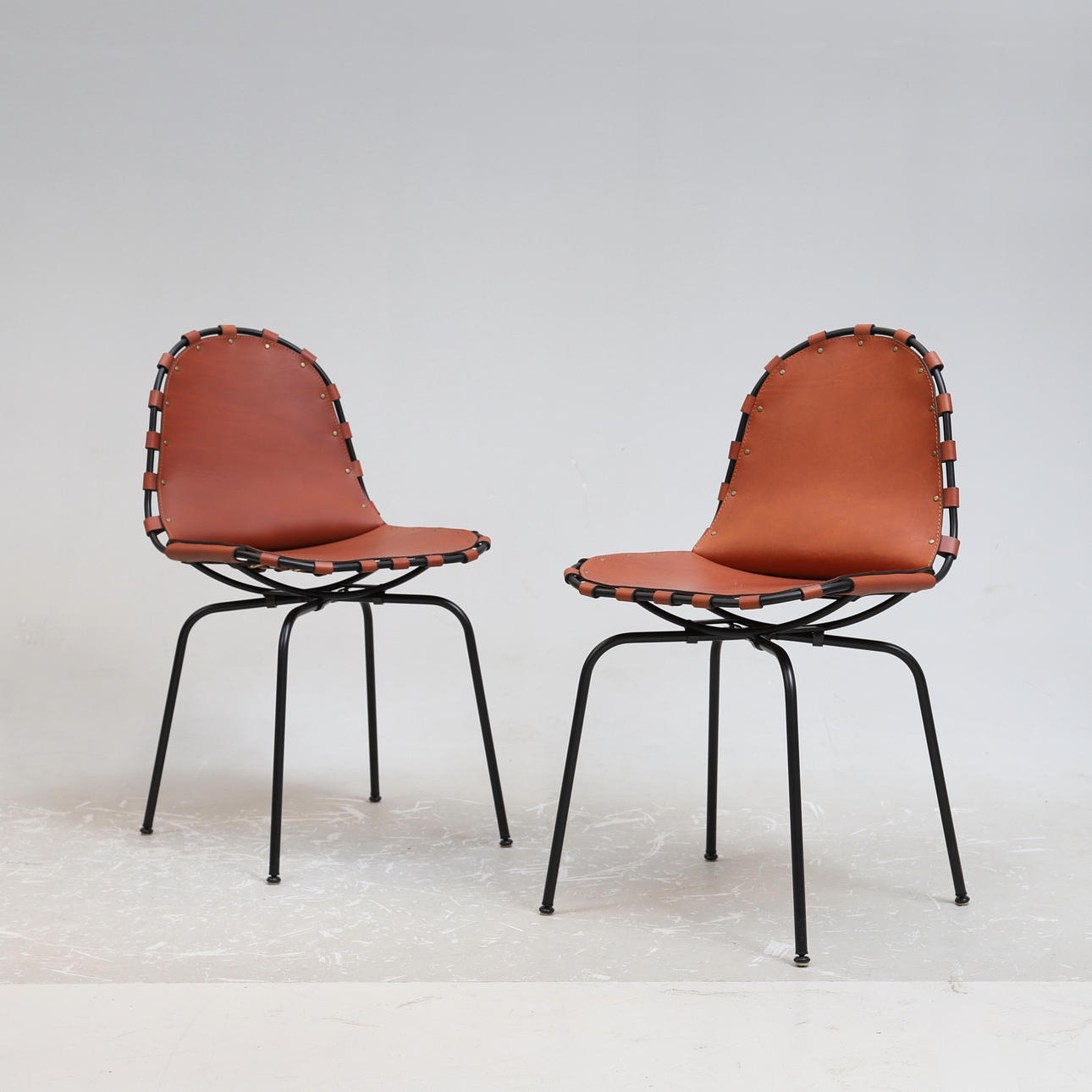 DENNIS MARQUART. Skinnstolar "Stretch Chair", 2 st, Samtida.