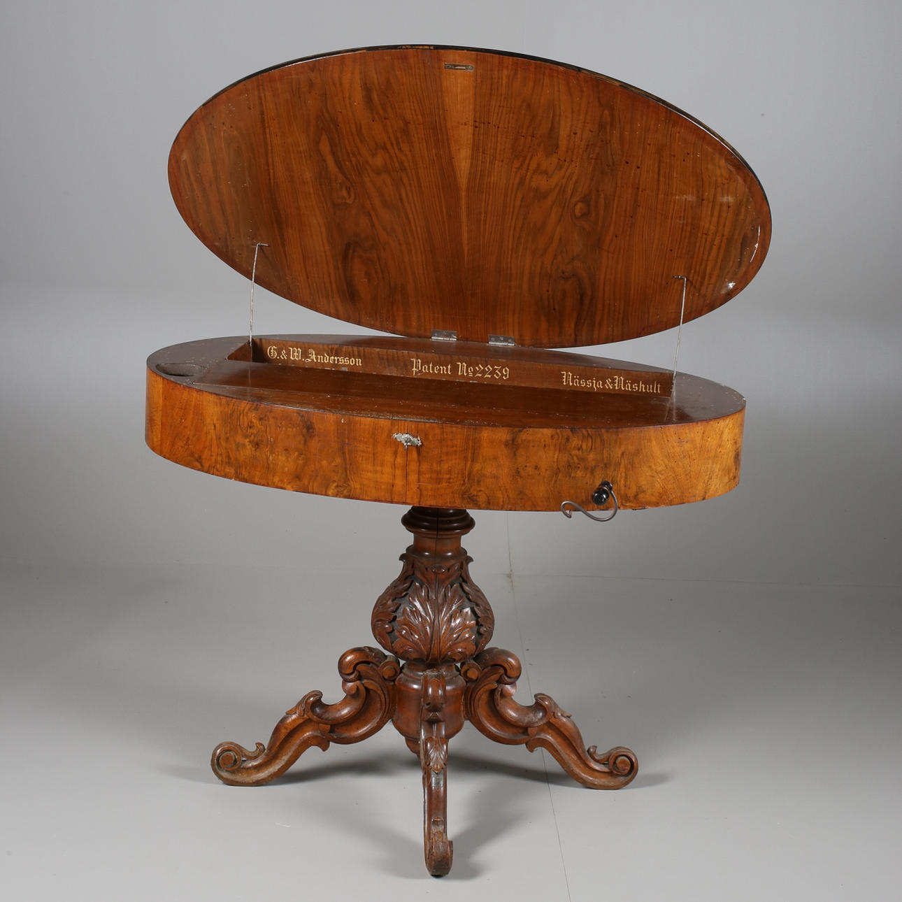 SMÅLANDSHARPA, bord med inbyggt stränginstrument, 1800-talets senare del.