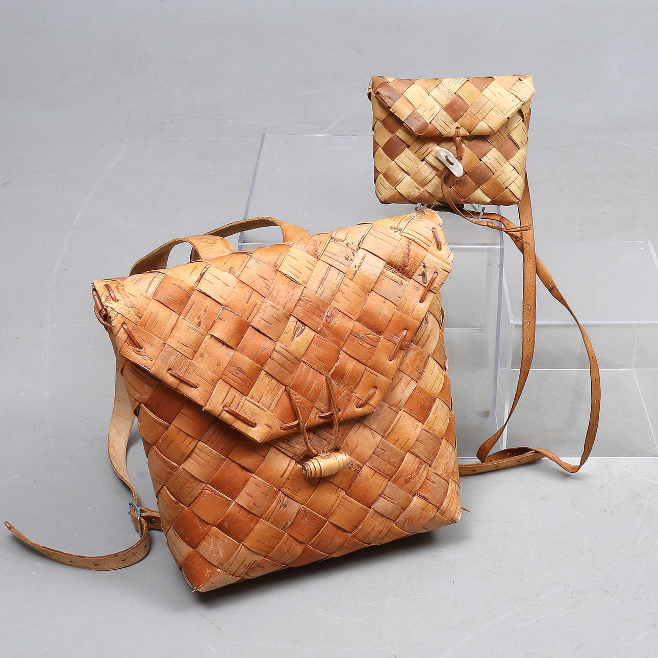 RYGGSÄCK och HANDVÄSKA, näver, 1900-tal.