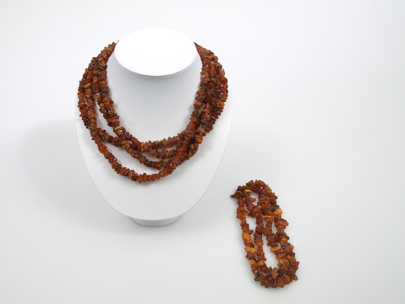 HALSBAND, 2 stycken, bärnsten.