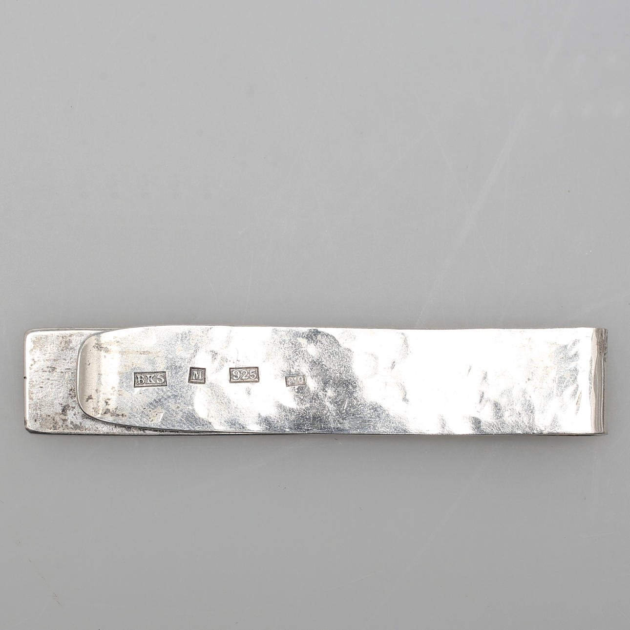 SEDELKLÄMMA. Sterling silver 925. Kristofferson Konsthantverk Bror. Malmö. 1989.