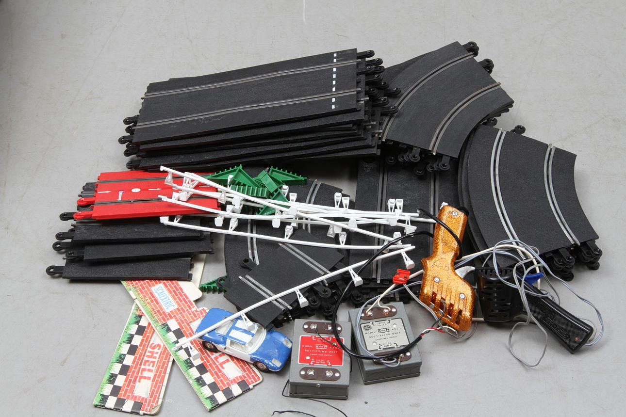 SCALEXTRIC BILBANA med en bil, cirka 30 bandelar, köraggregat med mera.