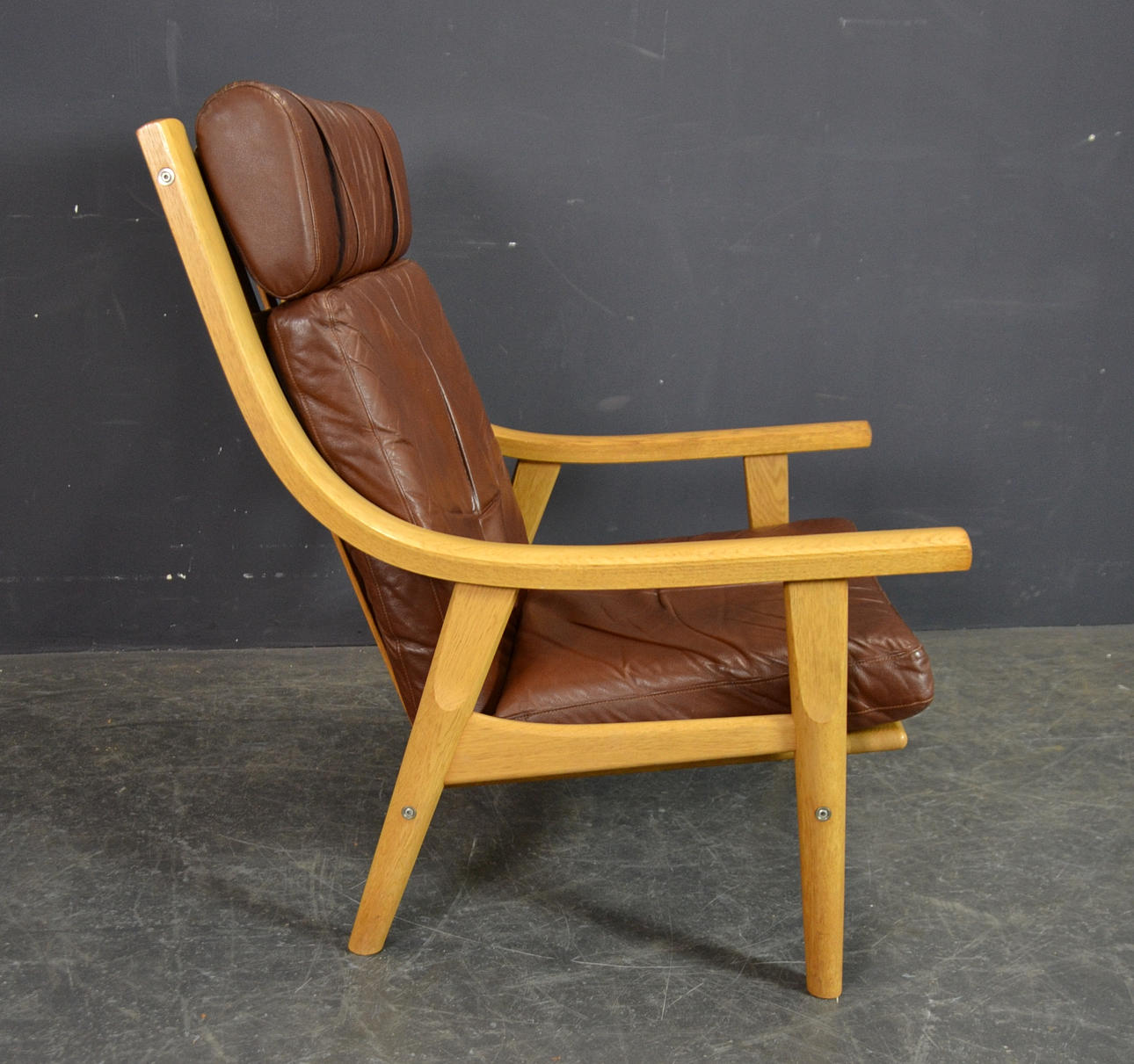 HANS J WEGNER. TUOLI.