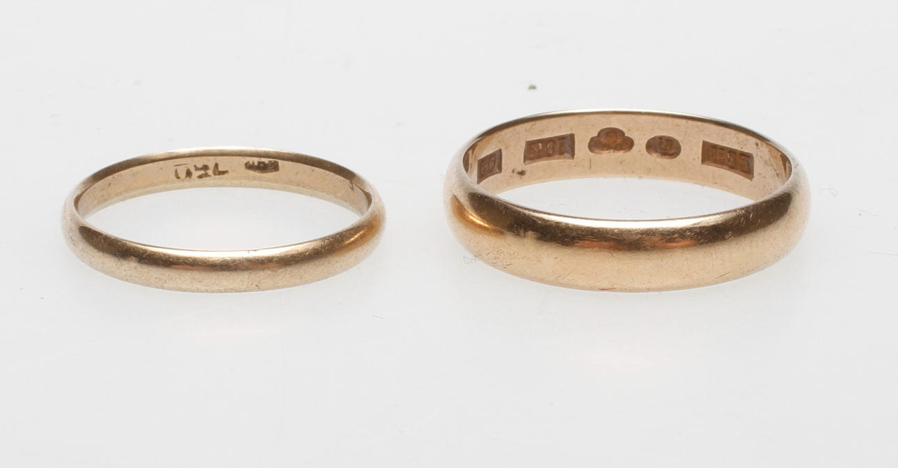RINGAR, 2 st, 18k guld, vikt ca 7,6 gr.