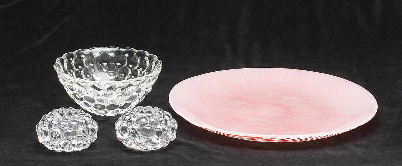 GLASFÖREMÅL, 4 delar, Orrefors och Kosta Boda, 1900-tal.