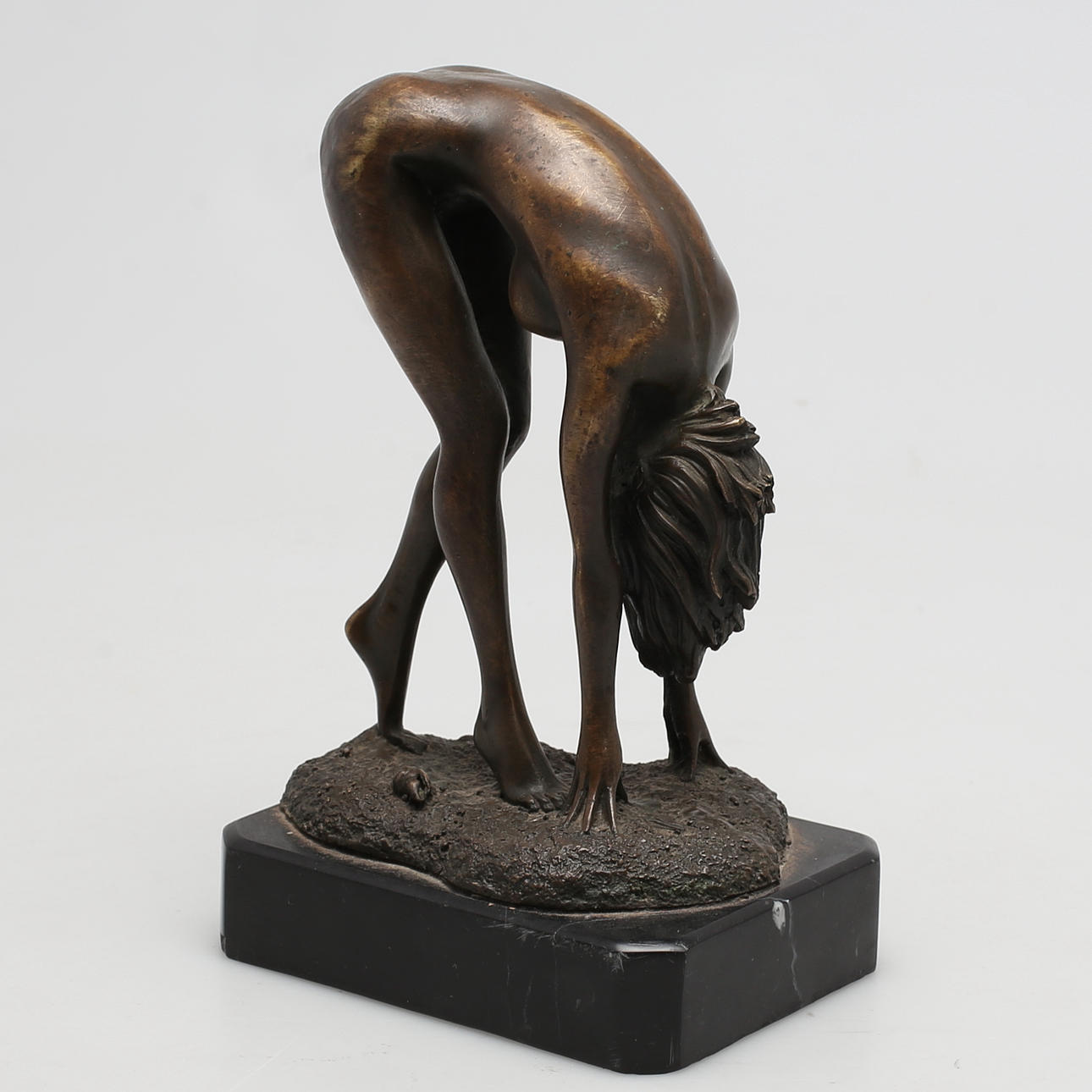 OKÄND KONSTNÄR. Framåtböjd kvinna, Brons. Osignerad.