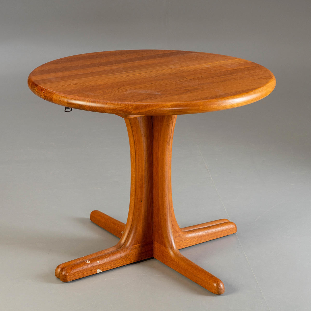 Pyöreä ruokapöytä, teak.
