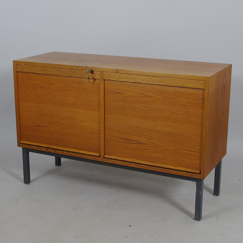 ARKIVSKÅP, ek med jalusidörrar, 1900-talets mitt.