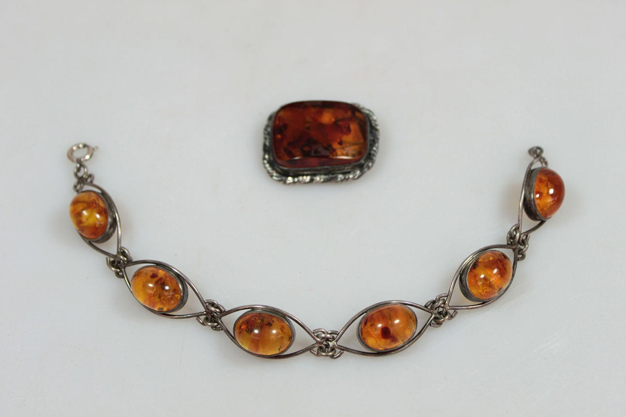 BÄRNSTENSFÄRGAD ARMBAND OCH BROSCH.