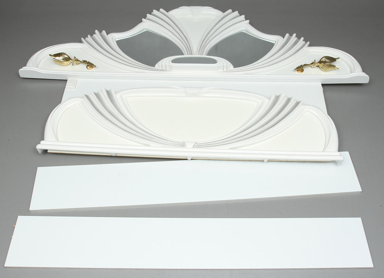 SÄNGSTOMME samt SÄNGBORD, vit plast/trä, 1900/2000-tal.