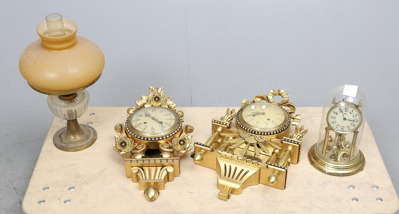 KLOCKOR, 3 st samt FOTOGENLAMPA, 1900-tal.