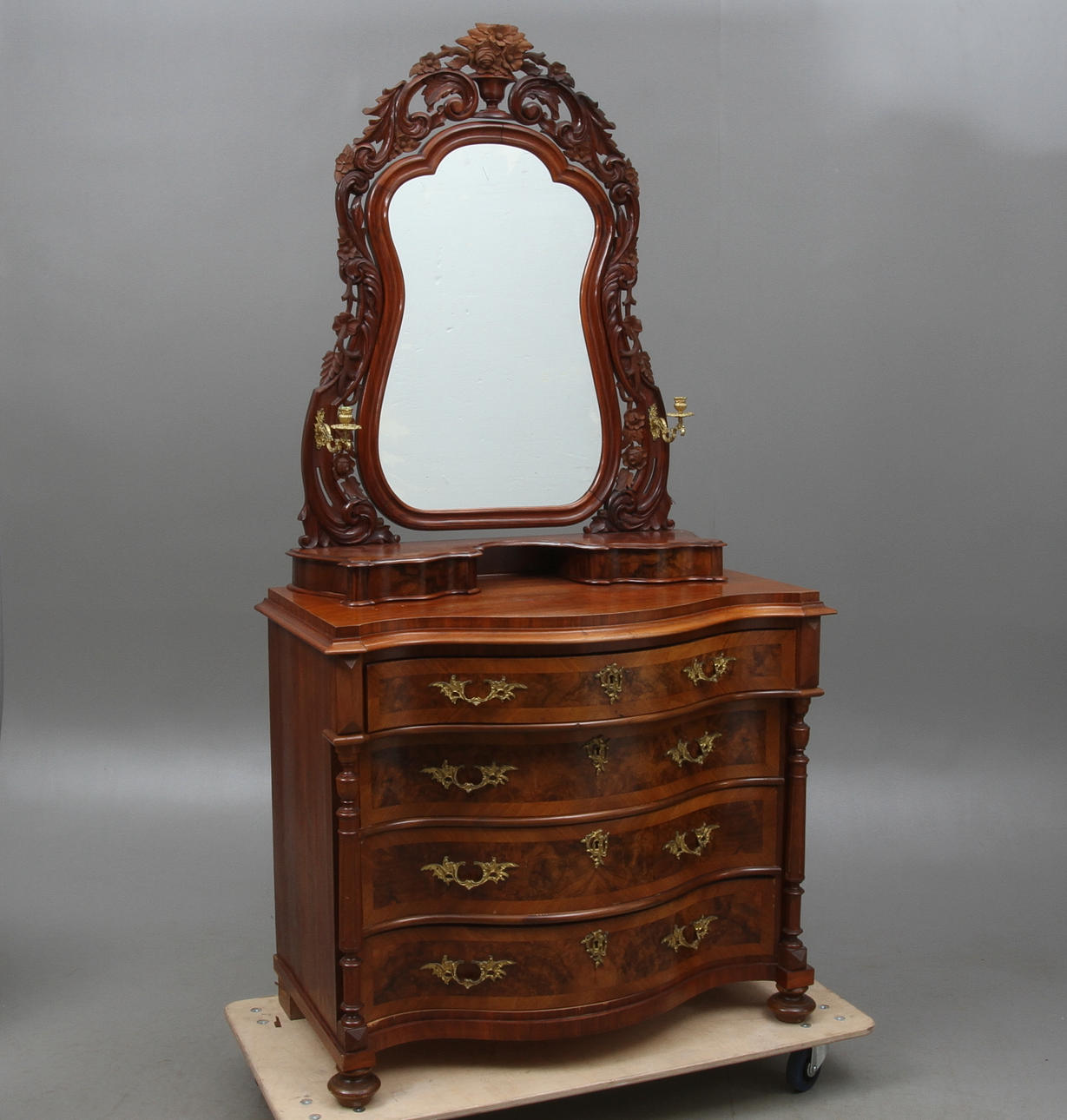 BYRÅ MED SPEGEL, 1800-tal.