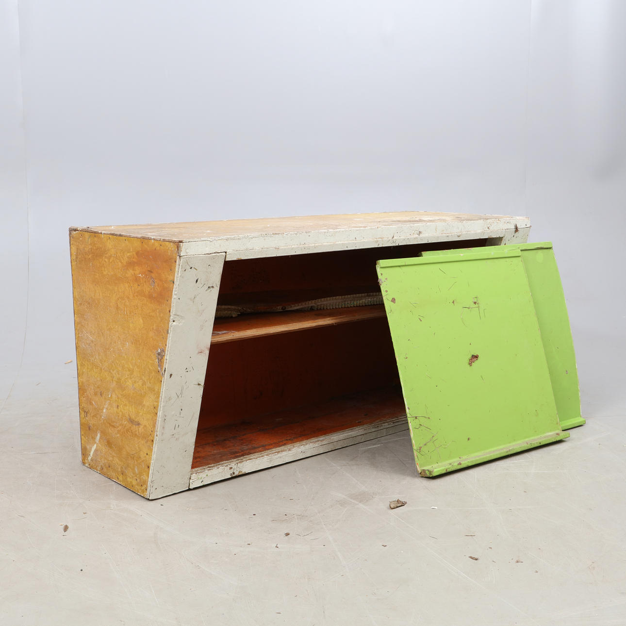 KØKKENSKAB, væghængt, midten af 1900-tallet.