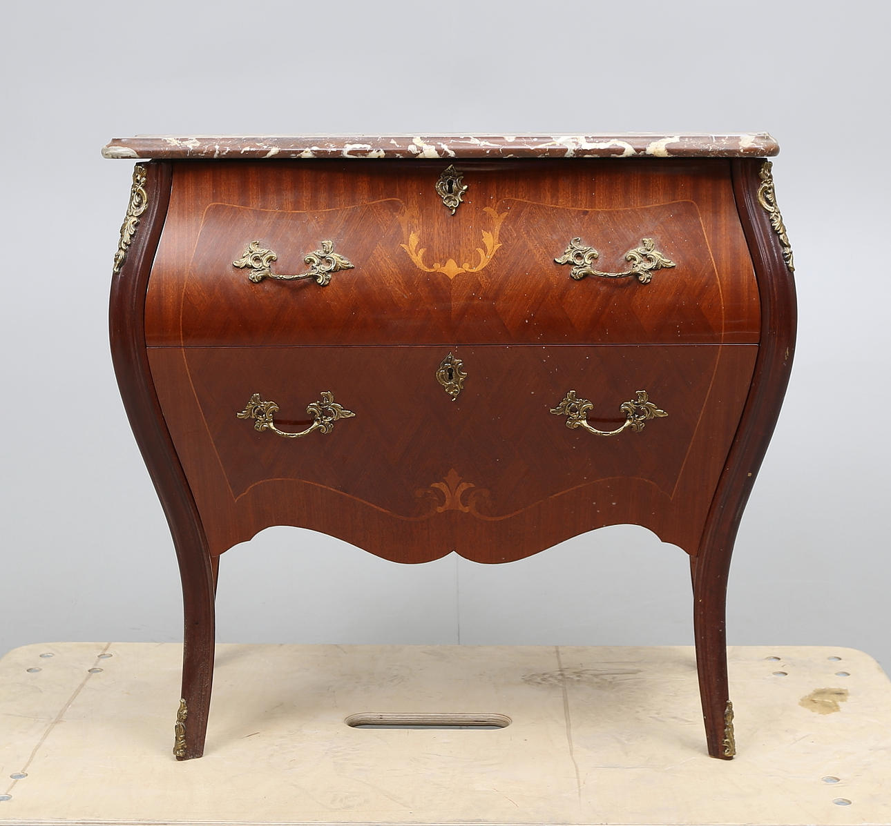 BYRÅ, rokokostil, 1900-tal.