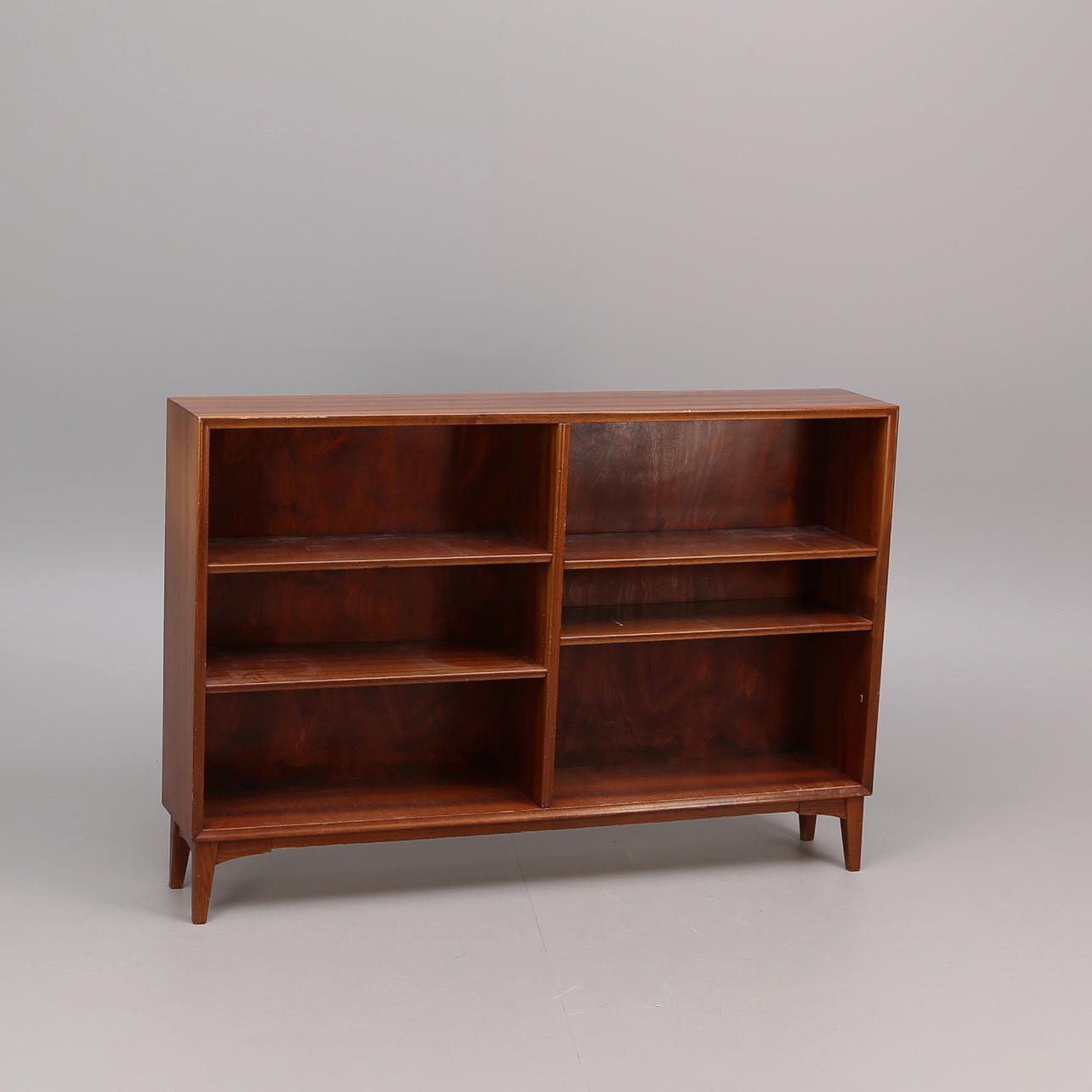 BOKHYLLA, låg modell, 1900-talets mitt.