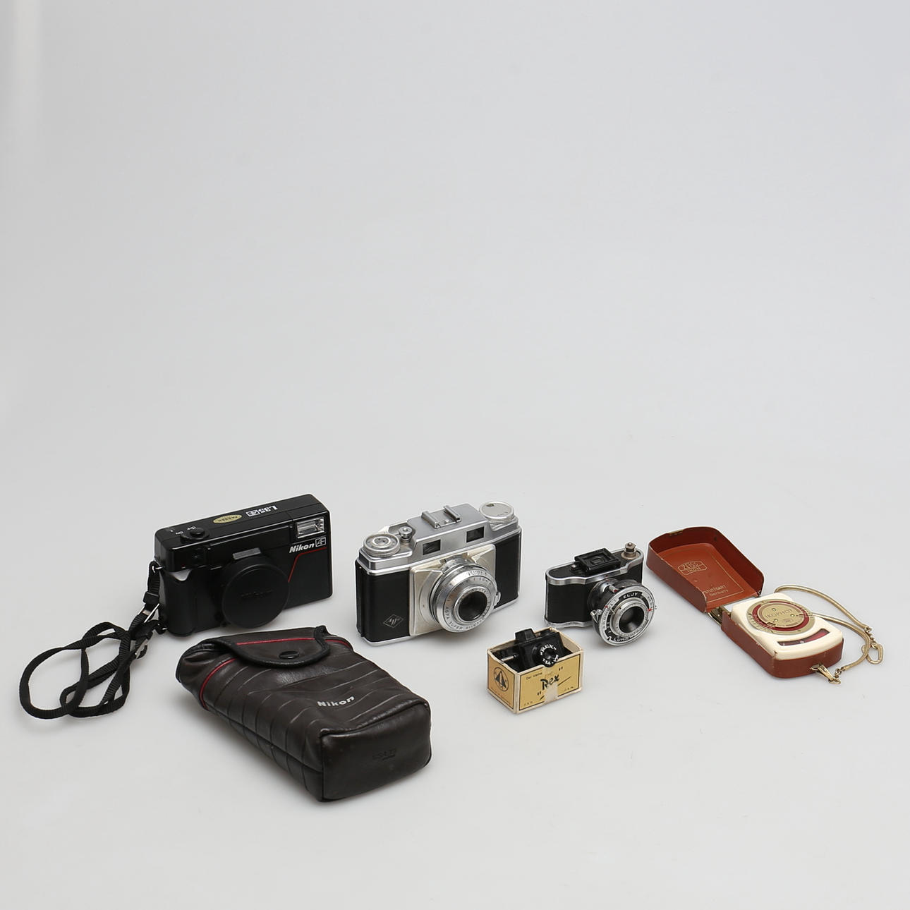 PARTI KAMEROR med TILLBEHÖR. 5 delar. 1900-talets andra hälft.