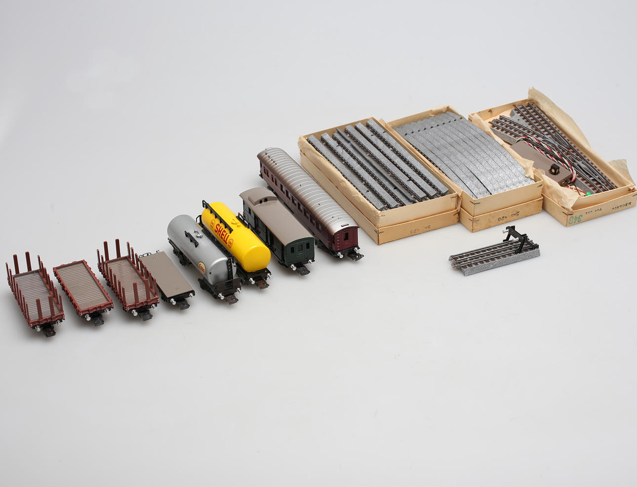 MODELLJÄRNVÄG av märket Mecanic (1957) i orginalkartonger. 11 delar. Liliput, Österike.